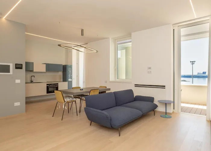 Mareluna Crescent - Luxury Seafront Experience