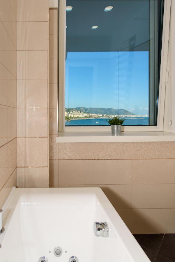 Mareluna Crescent - Luxury Seafront Experience *
