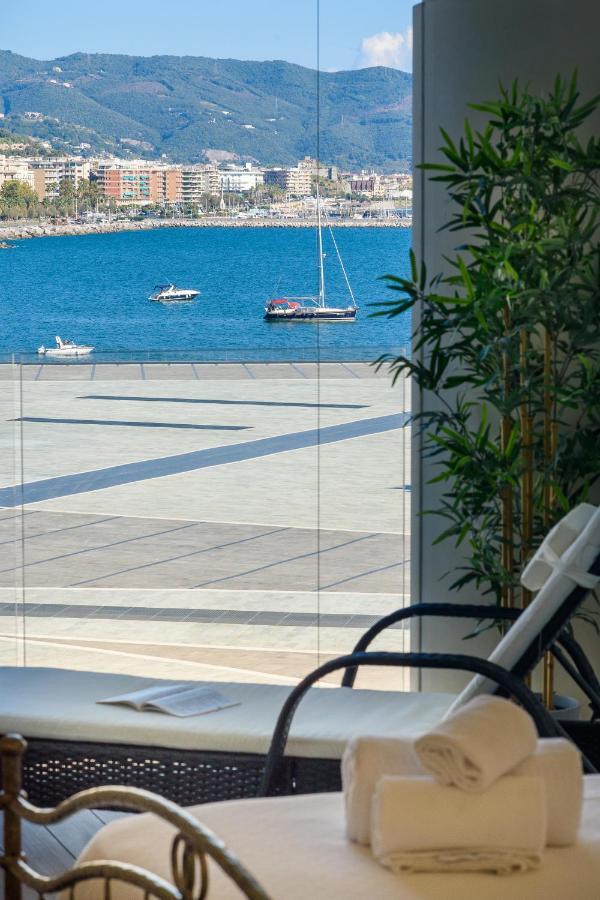 Mareluna Crescent - Luxury Seafront Experience Apartment *