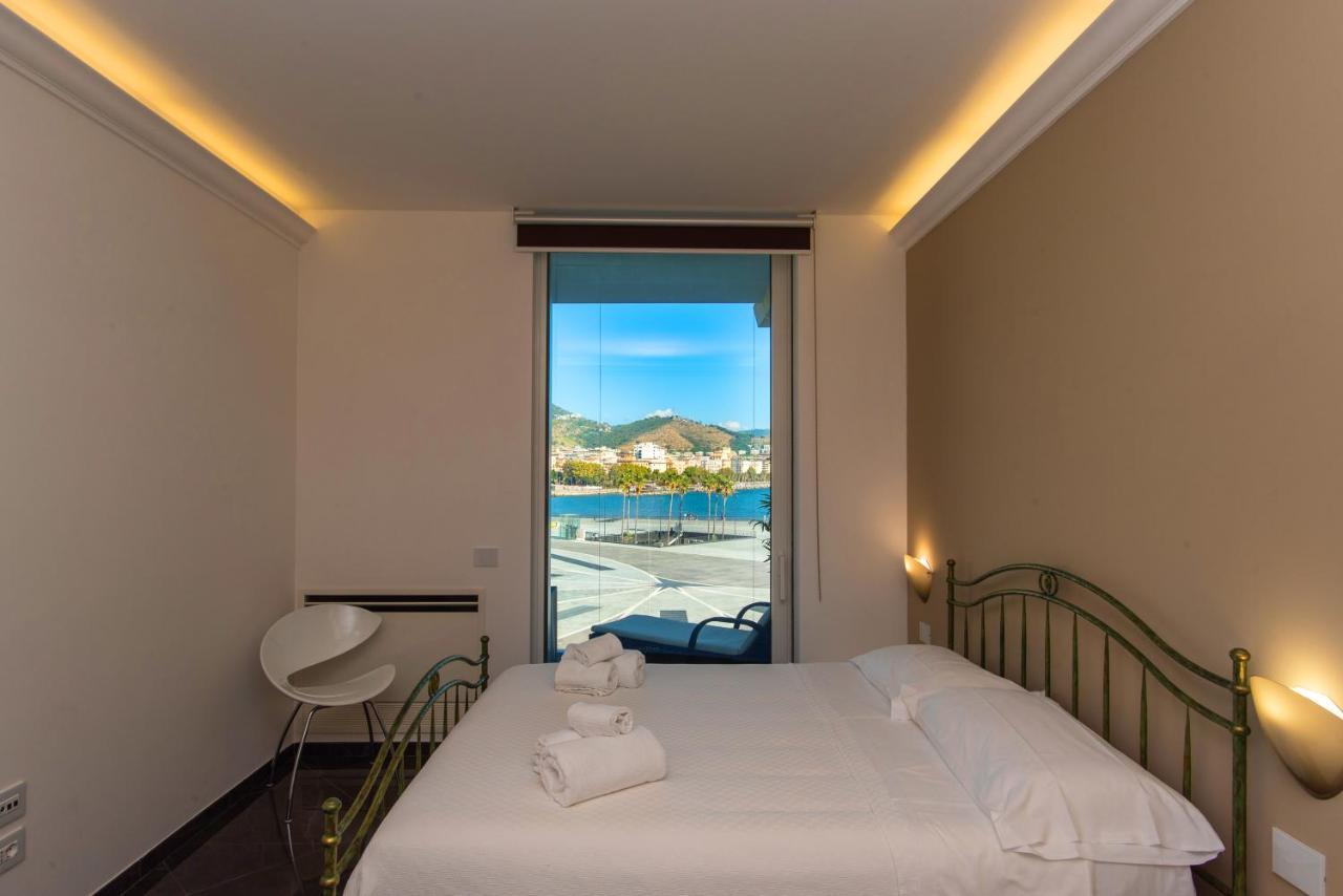 Mareluna Crescent - Luxury Seafront Experience Apartment
