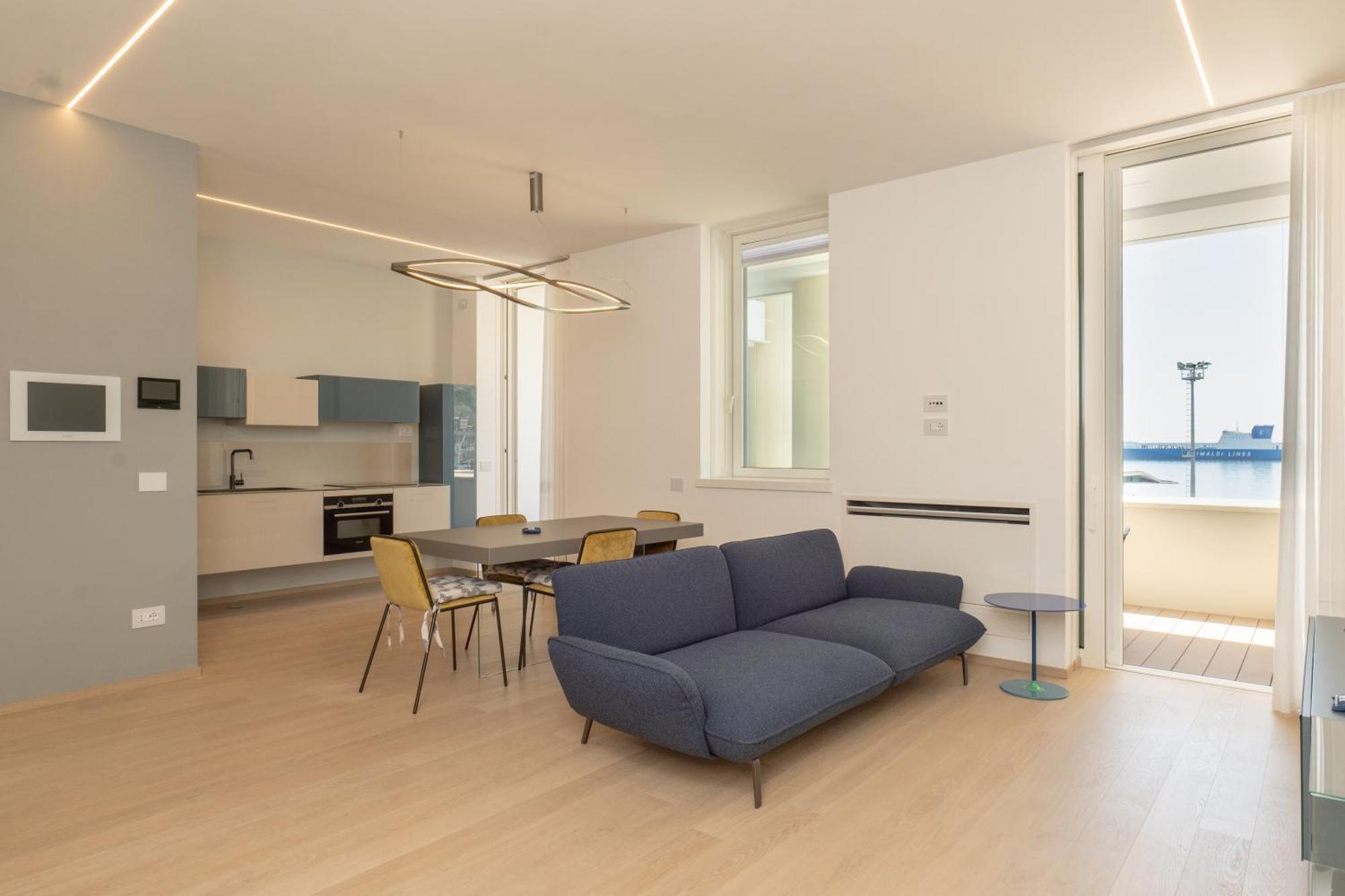 Mareluna Crescent - Luxury Seafront Experience *